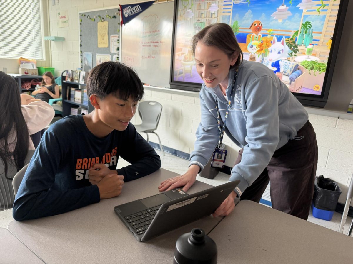 Ms. Davis talking and helping her student Vonn Tran to understand his work, keeping a positive atmosphere with her students. 